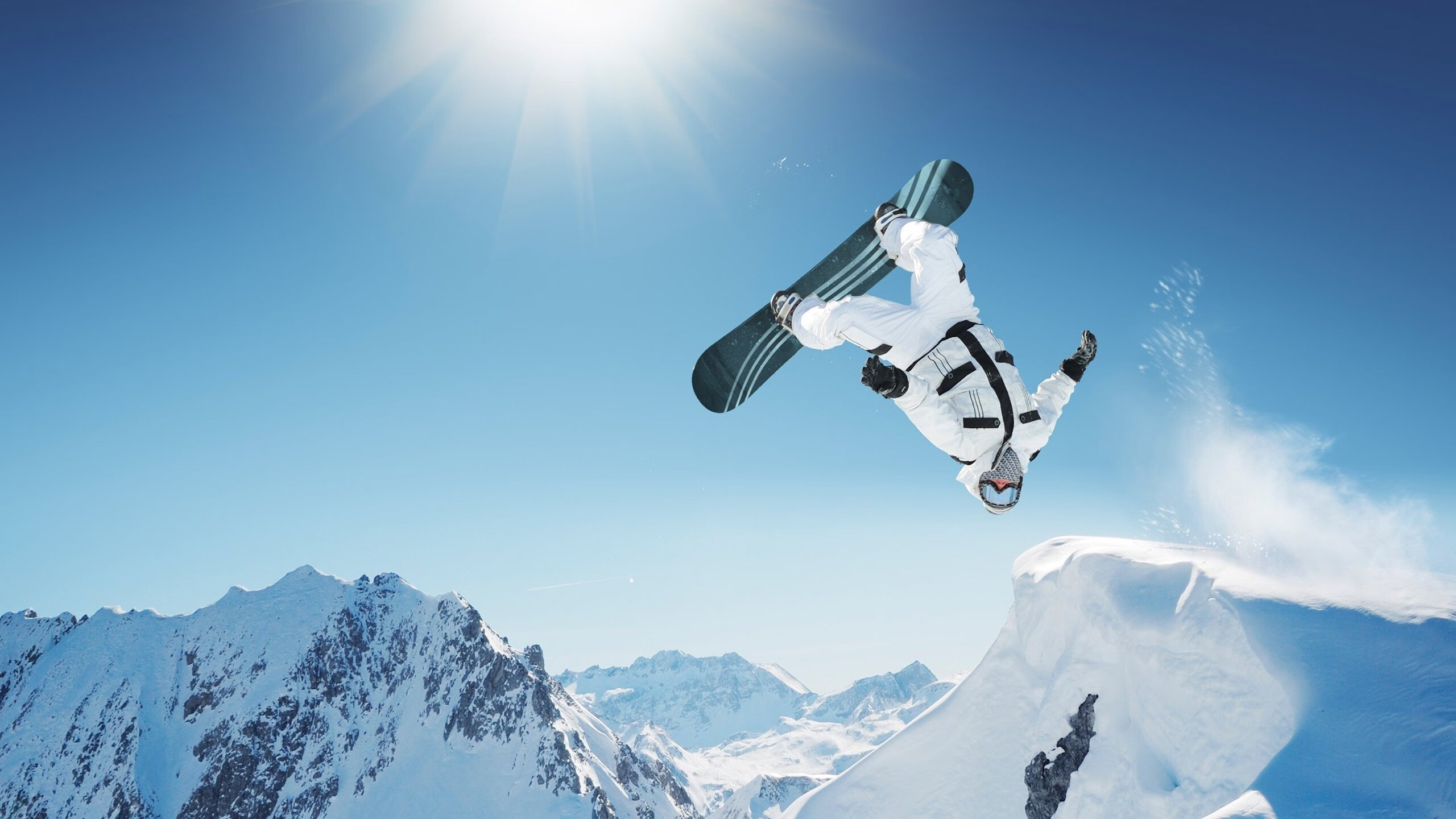 “青少年足球明星巡回演讲，传播体育精神”，青少年足球宣传文案